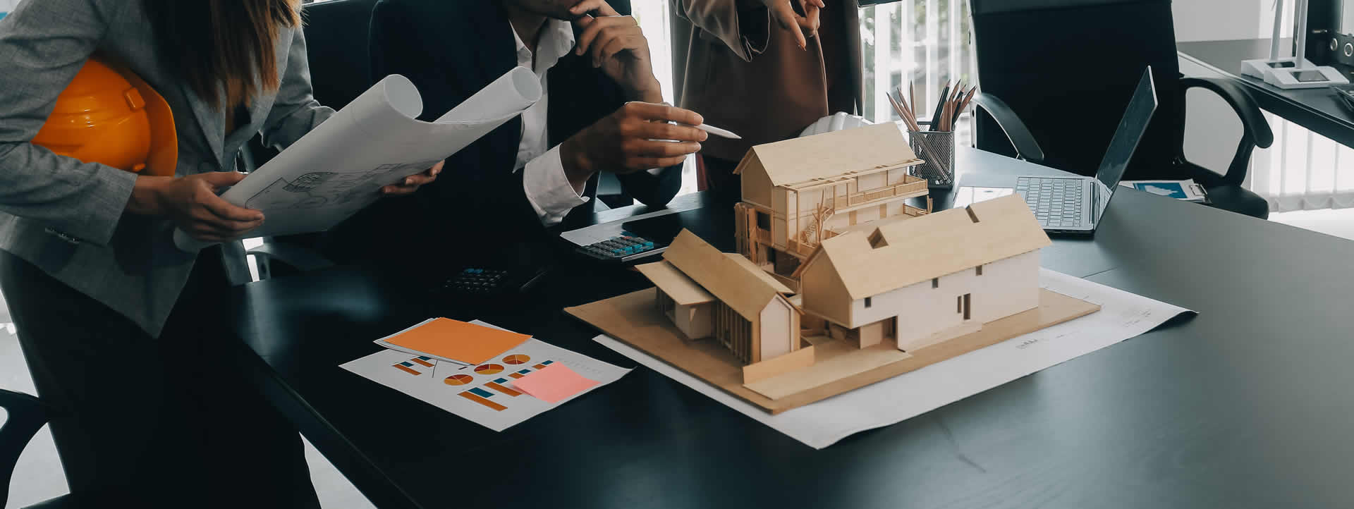 Imagine reprezentad o echipa de constructori la masa de lucru